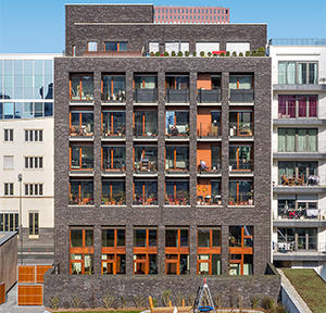 Gemeindezentrum. Blick auf die Westseite des Gebäudes mit Loggien (vom Wohnhaus «Westgarten 01»), Foto: Lisa Farkas