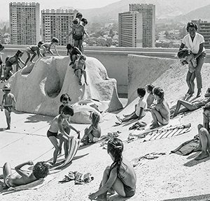 Kinder beim Sonnenbad auf dem Dach der Unité d'Habitation, Foto: Louis Sciarli, Fondation Le Corbusier